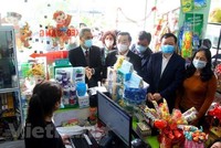 Chủ tịch Ủy ban nhân dân thành phố Hà Nội Chu Ngọc Anh kiểm tra công tác phòng, chống COVID-19. (Ảnh: PV/Vietnam+).