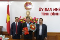 Ông Trần Văn Phúc (giữa) nhận Quyết định bổ nhiệm từ lãnh đạo tỉnh Bình Định.