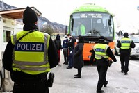 Cảnh sát Đức kiểm tra khu vực biên giới tiếp giáp với vùng Tyrol của Áo. Ảnh: DW.