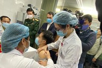 Tình nguyện viên thử vaccine COVID-19.