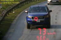 Chiếc xe bán tải vượt quá tốc độ quy định.