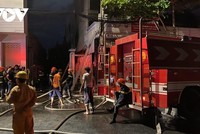 Lực lượng chức năng phải phá cửa để tiếp cận đám cháy.