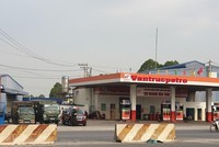 Cây xăng Vân Trúc nơi đang bị bao vây điều tra. (Ảnh: Huyền Trang/TTXVN).