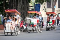 Khách du lịch phố cổ Hà Nội. Ảnh: Chí Cường.