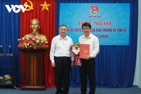 Ông Lương Đình Tiên (bên phải) nhận quyết định từ Trưởng Ban Tổ chức Tỉnh ủy Bình Định.