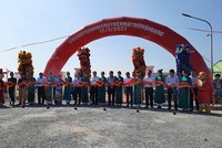 Đại biểu thực hiện nghi thức cắt băng khánh thành Nhà máy Điện mặt trời Hậu Giang.