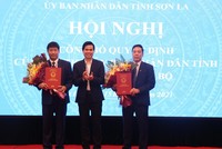 Ông Hoàng Quốc Khánh, Chủ tịch UBND tỉnh Sơn La trao quyết định bổ nhiệm cho ông Hà Như Huệ (phải) và ông Trần Đắc Thắng.