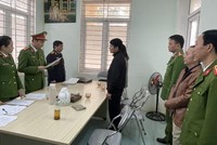 Cơ quan CSĐT Công an tỉnh Thanh Hóa thi hành lệnh khám xét nơi làm việc của Bùi Xuân Quang.