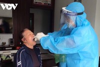 Người dân trong khu phong tỏa tại thôn Việt Tiến 1, xã Đại Hợp, huyện Kiến Thụy, Hải Phòng, một trong các địa điểm phong tỏa liên quan đến 2 bệnh nhân 2582 và 2586, được lấy mẫu xét nghiệm SARS-CoV-2.