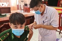 Cán bộ biên phòng được tiêm phòng vắc xin tại Bệnh viện Quân y 120.