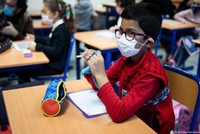 Đeo khẩu trang cho học sinh là quy định bắt buộc trong các trường học ở Pháp. Ảnh: Deutsche Welle.