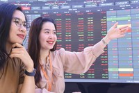 Thị giá nhiều cổ phiếu tăng mạnh theo tin tăng vốn.