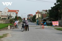 Thành lập chốt kiểm dịch COVID-19 ở thôn Quan Nhân. (Ảnh: CTV Giang Nam).