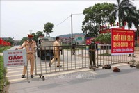 Lực lượng chức năng lập rào chăn chốt dịch tại thôn Kiều, xã Hiên Vân, huyện Tiên Du, tỉnh Bắc Ninh. (Ảnh: TTXVN).