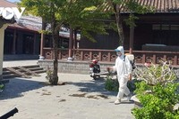 Phun thuốc khử trùng tại các điểm bệnh nhân Covid-19 từng đến tại Quảng Nam để phòng dịch.