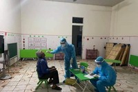 Ngành y tế Nghệ An lấy mẫu xét nghiệm các trường hợp liên quan đến bệnh nhân ở thị xã Hoàng Mai.