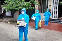 Cán bộ y tế Hòa Bình lấy mẫu xét nghiệm những người có liên quan các ca mắc Covid-19 trên địa bàn thành phố Hòa Bình.