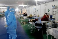 Bệnh nhân Covid-19 được chăm sóc tại một bệnh viện quân y ở thủ đô New Delhi, Ấn Độ (ANI).