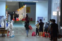 Các bệnh nhân được đưa đến Bệnh viện dã chiến số 2 trong đêm 27/5.