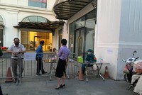 Lực lượng chức năng phong tỏa tòa nhà HH02A thuộc chung cư Eco Lake View (32 Đại Từ) do có ca dương tính SARS-CoV-2, liên quan chùm ca bệnh Times City và Công ty T&T (Ảnh: CTV).