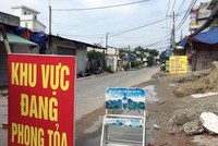 Lực lượng chức năng phong tỏa một đoạn đường TL19 (Khu phố 3B, phường Thạnh Lộc, Quận 12, Thành phố Hồ Chí Minh). (Ảnh: Tiến Lực - TTXVN).