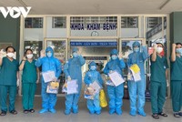 5 bệnh nhân và lãnh đạo bác sĩ ở Trung tâm Y tế Hòa Vang thể hiện quyết tâm chiến thắng Covid-19.