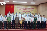 Ông Mai Văn Huỳnh, Chủ tịch HĐND tặng hoa cán bộ UBND tỉnh nhiệm kỳ 2021-2026.
