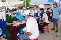 Người dân đang khai báo y tế và hành trình tại chốt liên ngành Bến thuỷ nội địa.