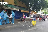 Lấy mẫu test nhanh SARS-CoV-2 cho toàn bộ những người có mặt tại Chợ Tân An.