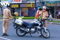 Lực lượng chức năng giăng dây, kiểm soát chặt người ra vào và tuyên truyền, nhắc nhở người dân hạn chế ra đường khi không cần thiết.