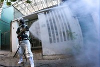 Phun thuốc khử khuẩn các khu vực có nguy cơ cao lây nhiễm COVID-19. (Ảnh minh họa: TTXVN).