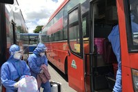 Các công dân Bình Thuận lên xe tại bến xe Miền Đông.