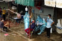 Lực lượng chức năng lấy mẫu xét nghiệm cho các tiểu thương tại chợ Phùng Khoang (Ảnh: Lê Thắng).