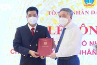 Ủy viên Bộ Chính trị, Bí thư TW Đảng, Chánh Án TAND tối cao Nguyễn Hòa Bình trao quyết định cho ông Thân Quốc Hùng.