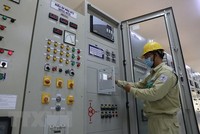 Công nhân Công ty Truyền tải điện 3 vận hành truyền tải điện tại trạm biến áp 220kV Quy Nhơn. (Ảnh: Ngọc Hà/TTXVN).