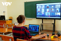 Một giáo viên ở thành phố Vĩnh Long đang dạy học sinh bằng hình thức trực tuyến.