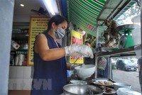 Một cửa hàng phở trên phố Văn Cao (Ba Đình) mở cửa phục vụ khách mua mang về. (Ảnh: Tuấn Đức/TTXVN).