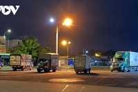 Xe chở rau, củ quả vào điểm tập kết và trung chuyển tại Chợ đầu mối Hóc Môn trong ngày đầu tiên.