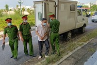 Bị cáo Hồ Đình Tùng được lực lượng chức năng áp giải tới tòa sáng 1/10.