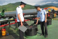 Lực lượng hải quan giám sát xăng dầu nhập khẩu. Ảnh: Báo Hải quan.