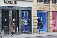 Một cửa hàng thời trang ở London, Anh. (Ảnh: AFP/TTXVN).