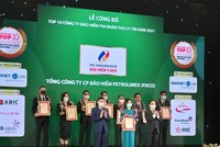 Đại diện Bà Nguyễn Thị Hương Giang - Phó Tổng Giám đốc PJICO nhận Cup chứng nhận Top 10 BH uy tín 2021.