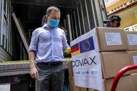 Việc hỗ trợ vaccine thông qua cơ chế COVAX đã chứng tỏ hiệu quả trong phòng, chống dịch. Ảnh: Unicef.