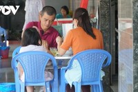 Người dân tại TP.HCM ăn uống tại một quán ăn phục vụ tại chỗ. Ảnh: Việt Hùng.