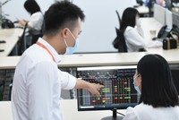 Nhiều nhà đầu tư có khẩu vị săn cổ phiếu thoái vốn.