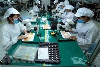 Sản xuất linh kiện điện tử tại công ty trách nhiệm hữu hạn 4P (Hưng Yên), dự án có vốn đầu tư lớn, công nghệ tiên tiến, khả năng tham gia sâu chuỗi liên kết khu vực và toàn cầu. (Ảnh: TTXVN).