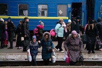 Người dân tới Lviv, Ukraine bằng tàu. Ảnh: NPR.
