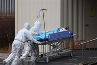 Nhân viên y tế chuyển bệnh nhân COVID-19 tại trung tâm y tế ở Seoul, Hàn Quốc ngày 14/3/2022. (Ảnh: YONHAP/TTXVN).