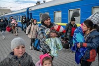 Người dân lên tàu hỏa để sơ tán tránh xung đột ở Odessa, Ukraine, ngày 9/3/2022. (Ảnh: AFP/TTXVN).