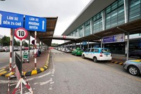 Giá vé ôtô vào sân bay có sự khác biệt giữa các cảng hàng không. (Ảnh: CTV/Vietnam+).